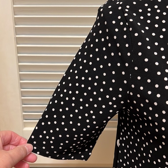 86. Tahari Blouse in Multi-Media Print Black & White Polka-Dots, Size Small - Picture 5 of 17